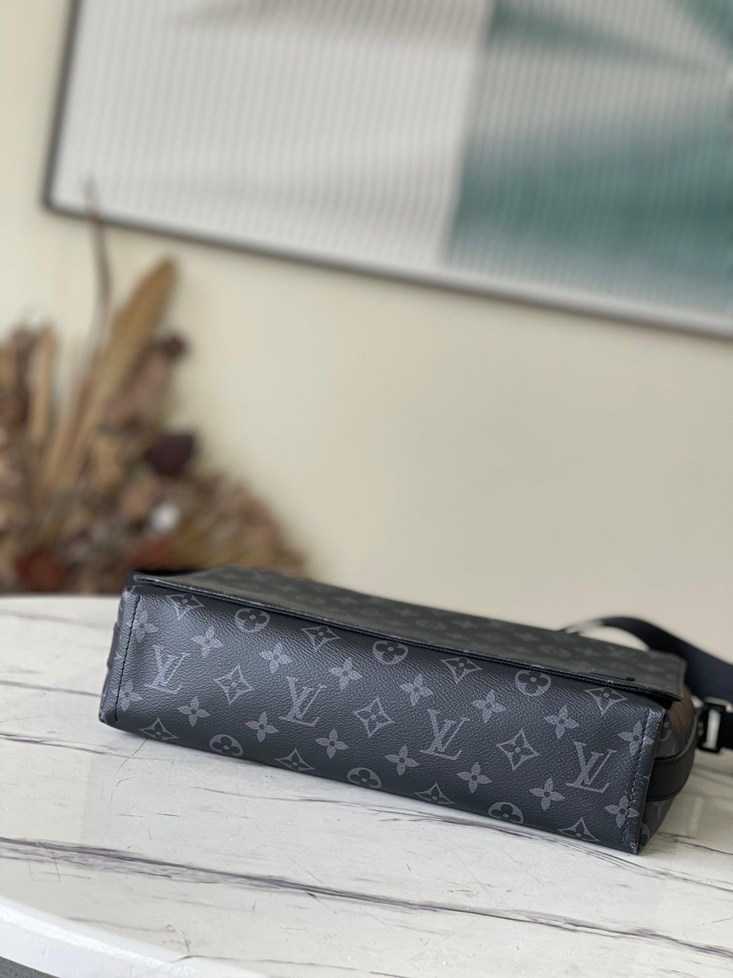Louis Vuitton District PM