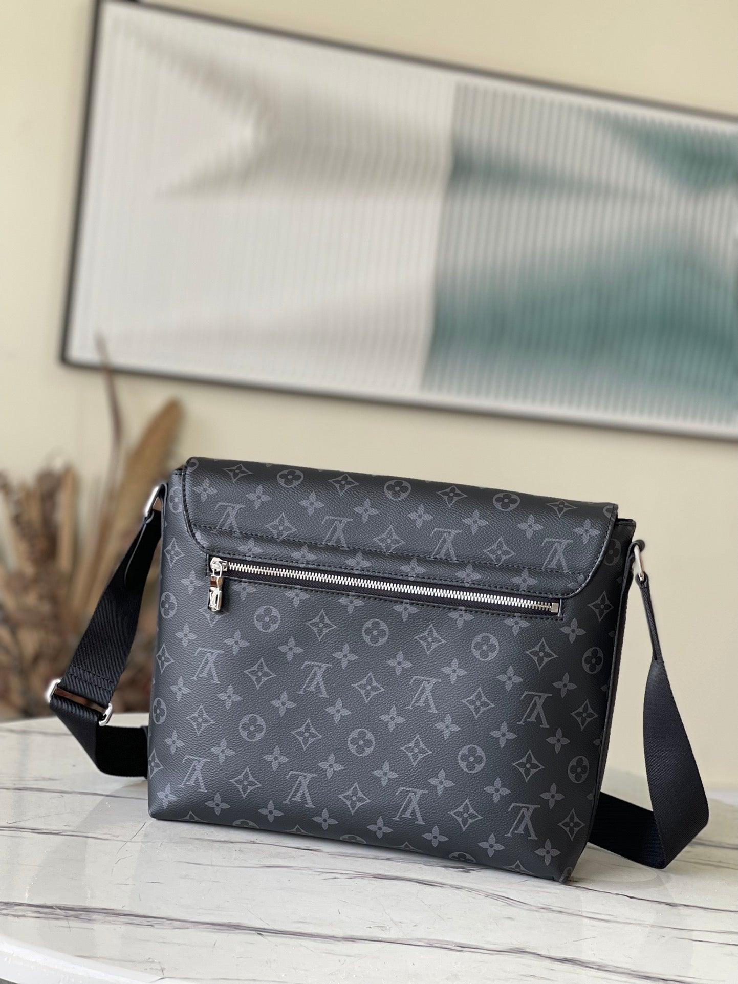 Louis Vuitton District PM